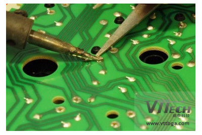 BGA返修焊點(diǎn)斷裂之第三類焊點(diǎn)分布比較離散，較多的PCB焊盤附近都有 孔出現(xiàn)。